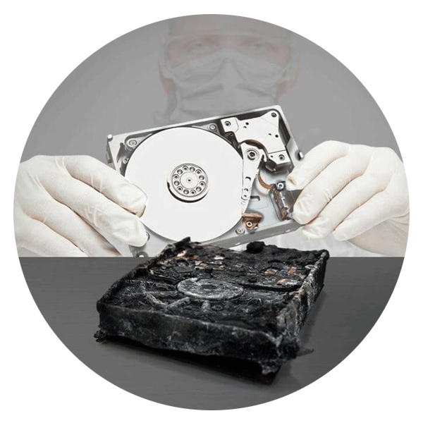 data recovery process: cleanroom engineer op de achtergrond met disk met overgezette platters uit de harde schijf met brandschade