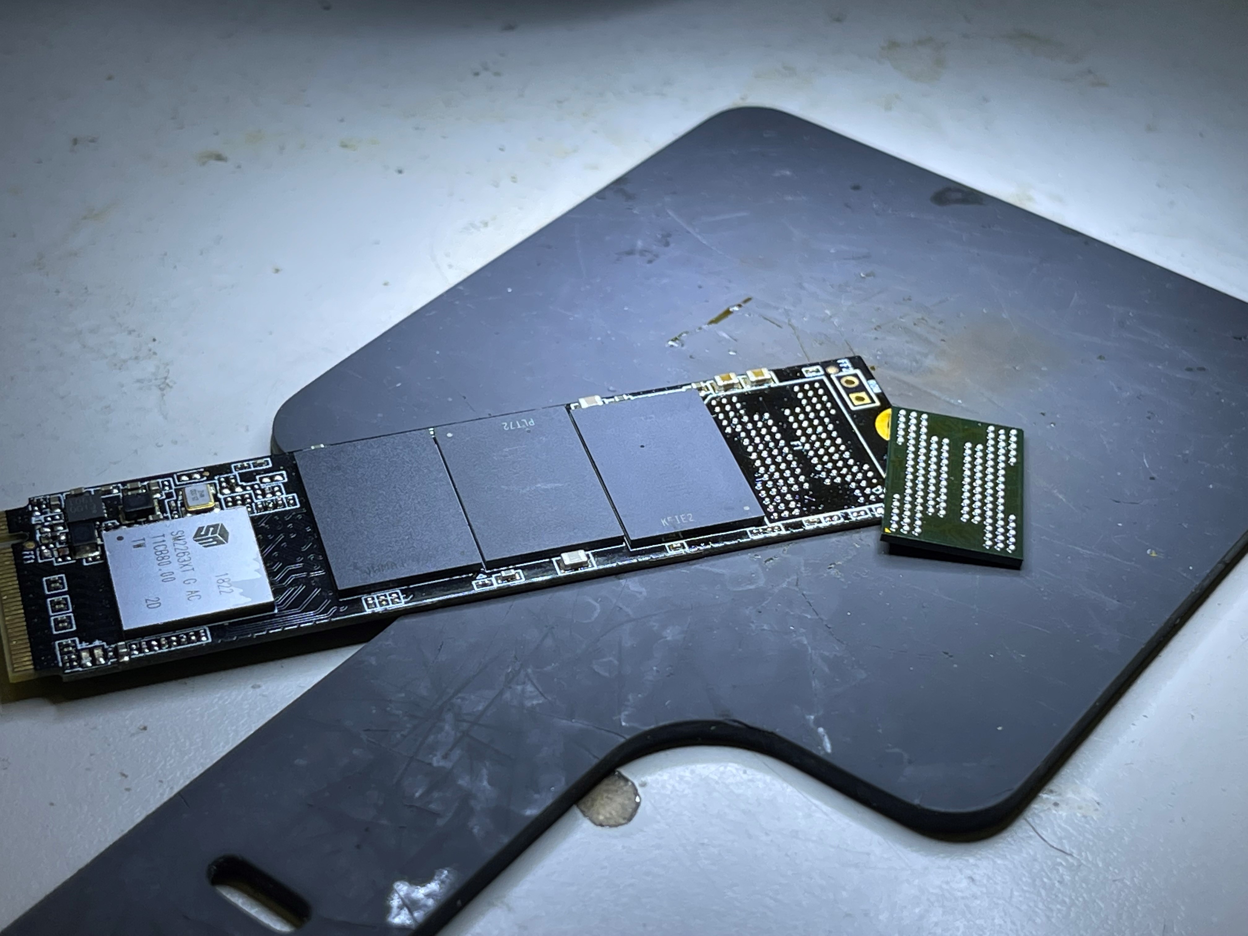 SSD’s a chip off recovery: memory chip desoldered from ssd